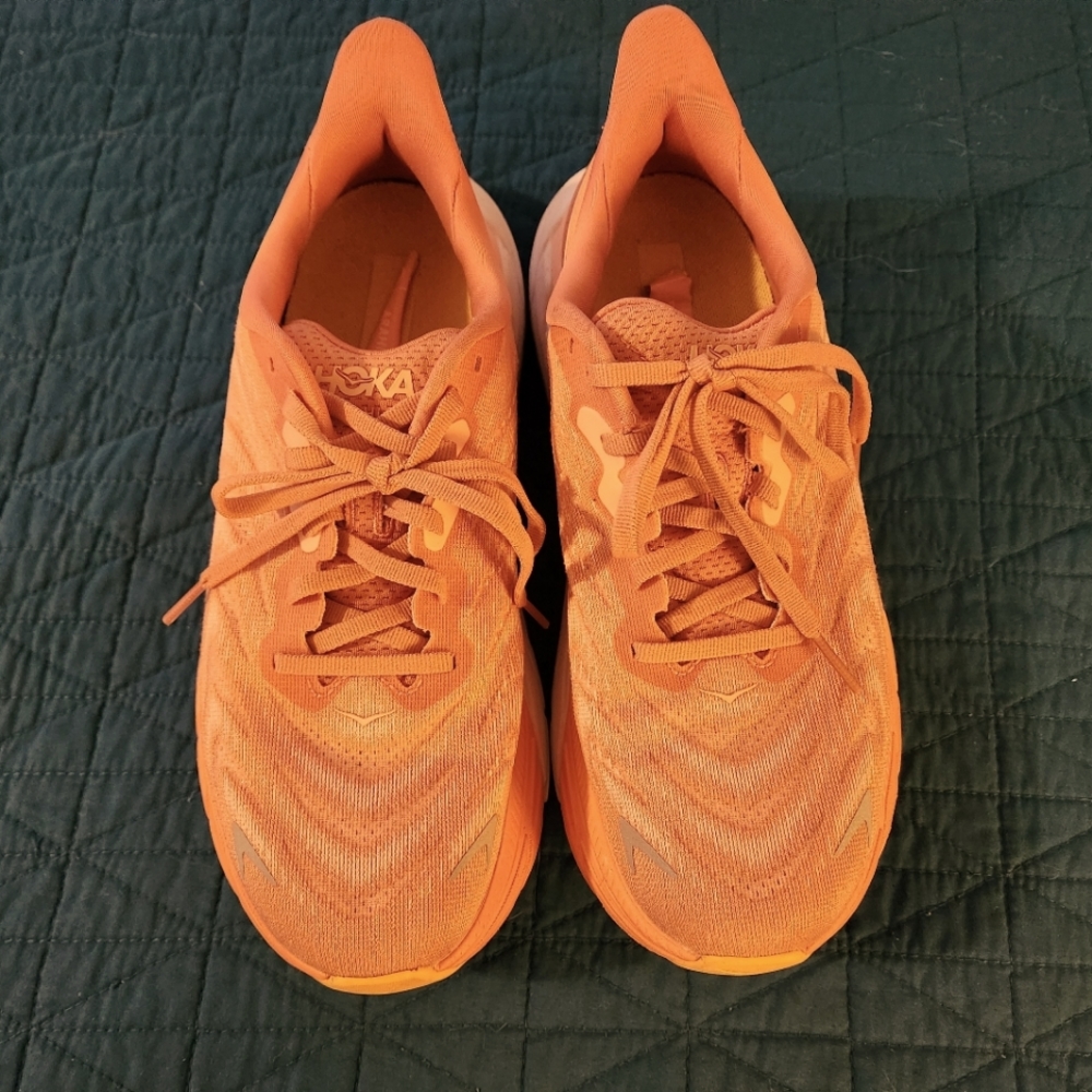 Hoka Arahi 6 Sun Baked / Shell Coral size 8 Women's Pre Owned Condition